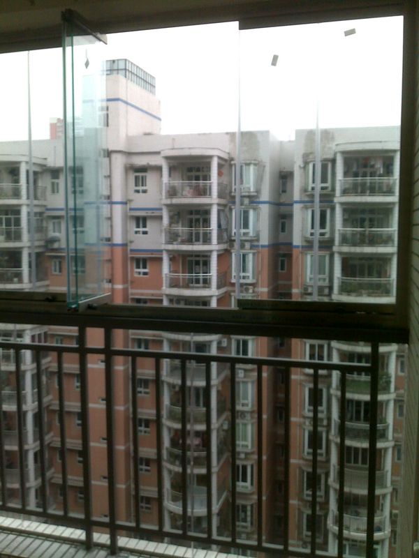 無框陽臺(tái)窗